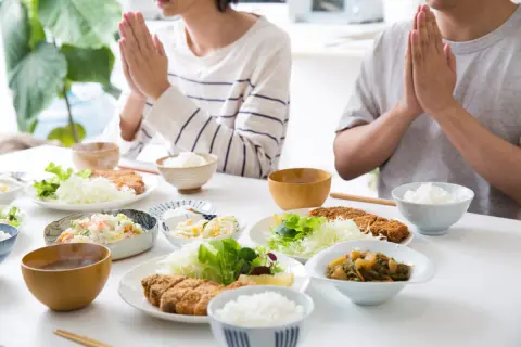 1日の食費が「2000円」を超える人はどのくらいいる？ 「外食費用」と「普通の食事」の費用差も解説