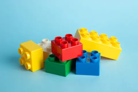 実家の物置で未開封の「レゴブロック」発見！ 捨てようとしたら友人に「レゴ投資で高値がつくかも」と言われたけど、レゴで投資ができるんですか？ 利回りやリスクについても解説