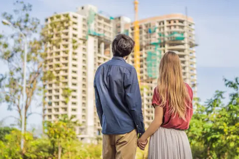 金利が「0.5％」に引き上げ！ 35年ローンで「6200万円」のマンションを購入したいけど、今後も金利が上がると考えると、無理してでも早く買ったほうがいいですよね？