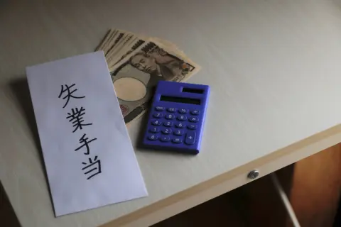 足を骨折してしまいパートを辞めることになり、当分働けません。パートでも「失業保険」は受け取れるのでしょうか？