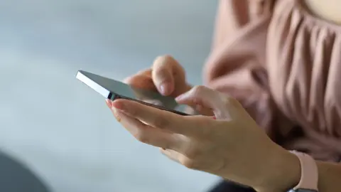 【要注意】SNSにお店の「料理の写真」を投稿したら、「損害賠償」を請求されるリスクが？ 海外では写真の「QRコード」から、いたずらで大量注文された事例も！ SNSへの投稿時の注意点とは