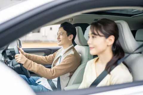 年収700万円の会社員、彼女とのデートに「軽自動車」はNGですか？ 最近SNSで「軽自動車に乗ってほしくない」という意見を見かけたので不安です。年収的に、もう少し「高い車」に乗るべきでしょうか？