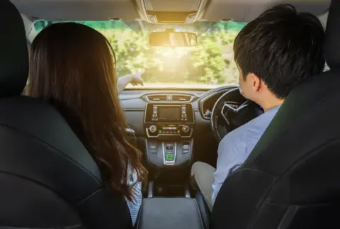 友人と車でお出かけ、ガソリン代は「割り勘」で問題ない？運転手には別で「お礼」した方がいいの？