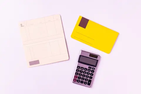 「実家暮らし」の社会人は「一人暮らし」の社会人と比べて、どれだけ「お金を貯められている」でしょうか？