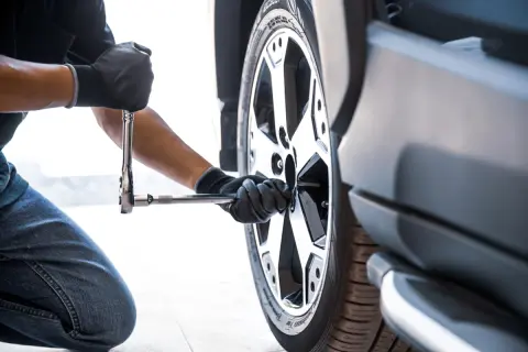 自動車の「タイヤ交換頻度」はどのくらいが一般的？ 「業者」に交換を依頼する場合の「費用」も紹介