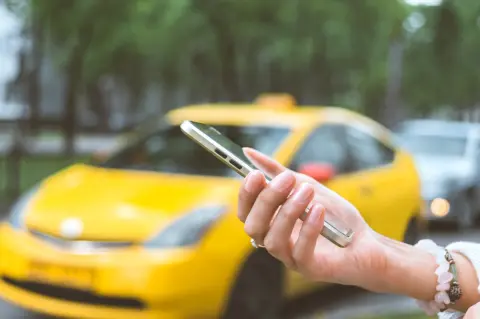 タクシーを呼ぶ際にかかる「迎車料金」を節約する方法はある？タクシーにお得に乗る方法を解説