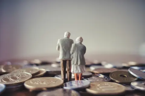 「老後資金は2000万円必要」と言いますが、定年退職時にそれだけの貯金がある人はどのくらいいるのでしょうか？