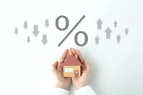住宅ローン「3500万円」でマイホームを購入予定ですが、最近金利が「0.5％」に上がったと聞き不安です。変動金利より「固定金利」にすべきでしょうか？