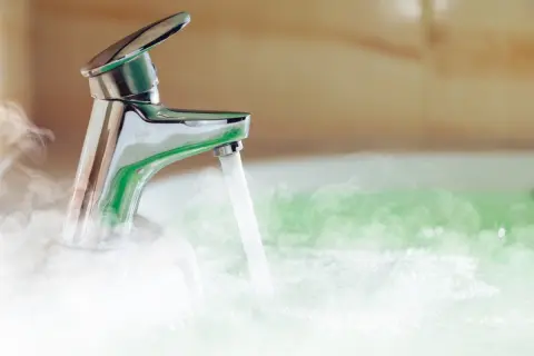 お風呂のお湯は「自動」なら30分以内で沸くけれど、「追い焚き」だと30分以上かかる！「電気・ガス・水道代」を考えると、どっちがお得？ 費用を比較