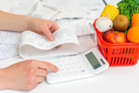 4月から一人暮らしをする息子の「食生活」が心配です…。定期的に「手作りおかず」を送るべきか「お金」を送るべきか迷っているのですが、食品を送る親は多いのでしょうか？