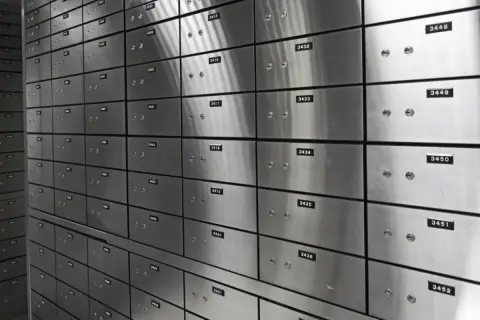 若い世代も注目している「貸金庫」。どんなものを預けられるの？利用料金も紹介