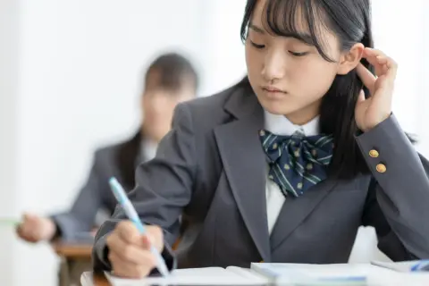 「私も受験したい」と公立小学校に通う娘が発言！ クラスの半数が「中学受験」をするそうですが、40代の私の時代は「クラスで1人」ほどでした。なぜこんなに増えてるの？ 近年の“中学受験の実態”について解説