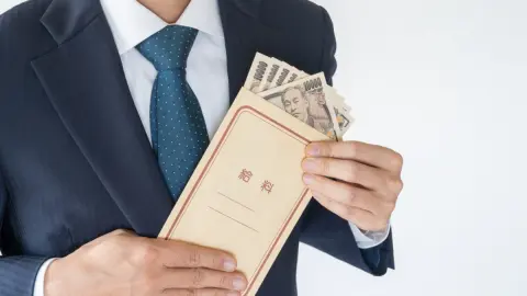 勤め先が「初任給の引き上げ」を行い、初任給が28万円になるようです。平均的な初任給はいくらくらいなんでしょうか？