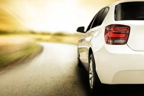 夕方に「まだ明るいから」とヘッドライトを付けずにいたら、警察に「無灯火運転」と言われた！「違反になる時間」は決まってないの？ 注意が必要なポイントを解説