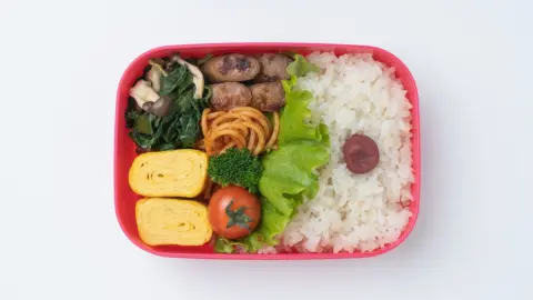 職場に「弁当」を持っていくのをやめたら、毎朝「30分」多く眠れるようになった！ 少し出費が増えても、弁当は買ったほうがコスパはいいの？ 費用や手間を比較