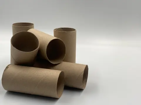 お金をかけずに「ペーパークラフト」に挑戦！ 「トイレットペーパーの芯」で作った「紙飛行機」は、市販のキットを買う場合と比べてどれだけ節約になる？