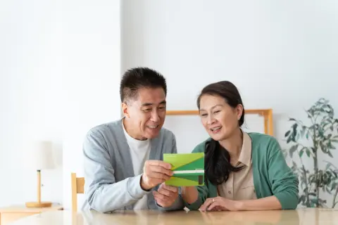 共働きの両親はもうすぐ定年です。年金は2人合わせて「月30万円」、貯蓄は「1500万円」くらいだそうですが、生活はできますか？