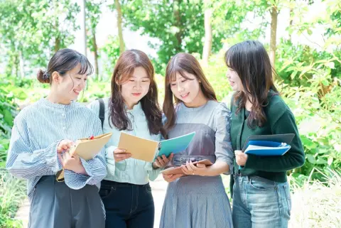 娘の大学進学で「入学金20万円」を支払い！ 友人家族はかからなかったらしいけど、「収入や生活レベル」は変わらないはずなのにナゼ？ 制度の対象になる世帯とは