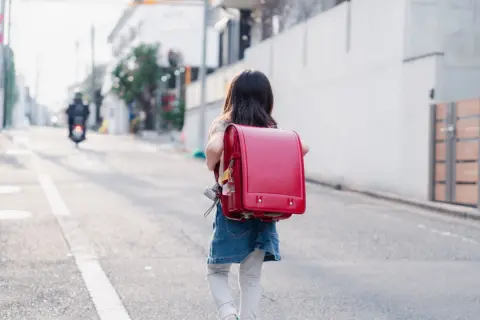 義父が「孫のランドセルを買いたい！」と張り切っていますが、私の父も買ってあげたいそうです…父方・母方どちらの祖父母が買うのが一般的でしょうか？