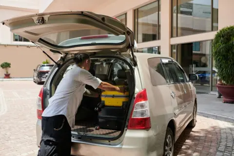 「荷物の積み下ろし」の最中でも「違反駐車」になる可能性があるって本当？ 違反駐車の基準について解説