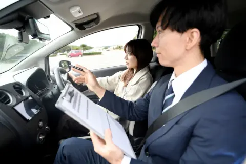 都内の自動車教習所の教習料金って「35万円」もするの!? AT車とMT車で価格に違いがある？