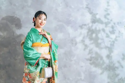 入学式などで着用する「振り袖」。買う人とレンタルする人はどちらが多い？ 買う場合の相場はどのくらい？