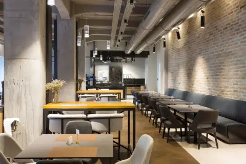 カフェで席に「ハンカチ」を置いて注文へ→戻ってきたら「忘れ物かと思った」とハンカチをよけられ、別の人が座ってた！ この場合、自分が座ることはできる？ 盗難リスクについても解説