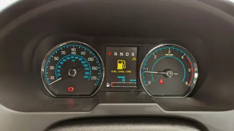 車のエンジンを切っても「赤い鍵マーク」が点灯している……。これによる「バッテリー上がり」のリスクはある？ バッテリーが上がってしまった場合の「対処法や費用」についても解説。