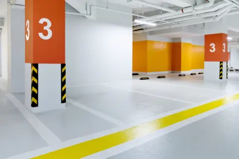 旅行中にアパートの「契約駐車場」を友人に貸したら、管理人に注意された！ 毎月「駐車場使用料」は支払っているのに、どうしてダメなの？ 又貸しの注意点を解説