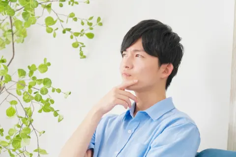 兄は両親に毎月「3万円」の仕送りをしています。自分は実家暮らしで生活費として「3万円」入れていますが、増やした方がよいのでしょうか？