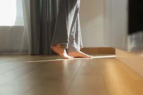 「床暖房」のあるママ友の家。わが家は「エアコン＋こたつ」で電気代「月1万3000円」ほどですが、電気代はどちらが安いでしょうか？