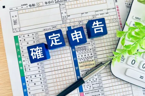 昨年のメルカリでの売り上げが「30万円超」だったけど、確定申告を忘れてた！ 副業収入も「10万円」ほどあるけど、締め切りを過ぎても申告はすべき？ しない場合の罰則はあるの？