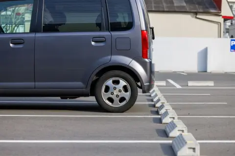 スーパーの駐車場で「暖房」を付けたまま買い物へ→戻ってきたら「6000円の反則金」と言われた！ 意外と知らない「停車のルール」とは？ リスクもあわせて解説