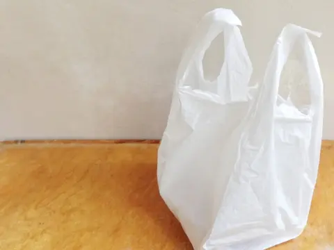 駅前のスーパーではレジ袋が「1枚10円」！家の近くのスーパーでは「3円」なのに…お店側が勝手に料金を決めてよいの？