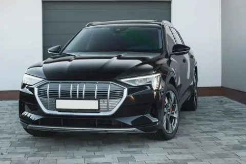 車の買い替えたいけど、「黒い車」は汚れが目立ってコスパが悪い？ 夏は「燃費」が悪くなるの？ メリット・デメリットを解説