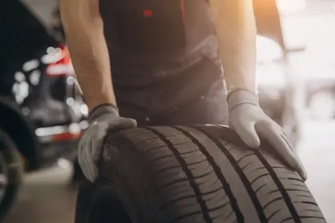 年中使用できる「オールシーズンタイヤ」は「スタッドレス」の代わりになる？ 冬の「路面凍結」でも心配はない？