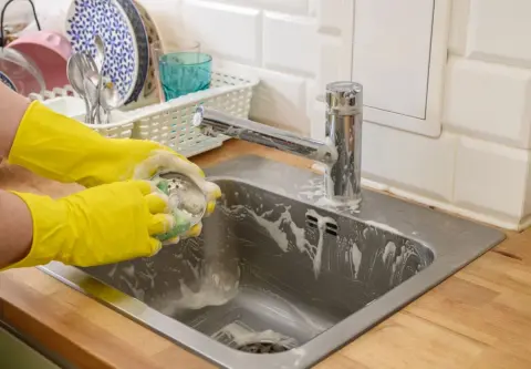 「キッチン」の「シンク掃除」の「適切な頻度」は？ 汚れがつきにくくなるアイテムはある？