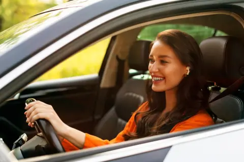 自動車や自転車の運転中に「イヤホン」を使用すると、どれだけの反則金が発生する？「片耳だけ」なら問題ないの？