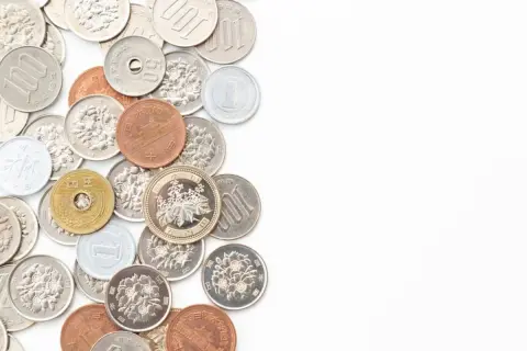 銀行に小銭を預けたらどのくらいの手数料がかかる？ 枚数ごとの手数料を紹介