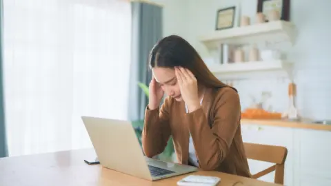 4月から「大宮」から「横浜」のオフィスに異動になり「通う」か「引っ越す」か悩んでいます。家賃や交通費を考えると、どちらが得なのでしょうか？