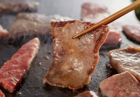 お店での「焼き肉食べ放題」を「自宅」でやった場合、「費用」はどれだけ浮くでしょうか？