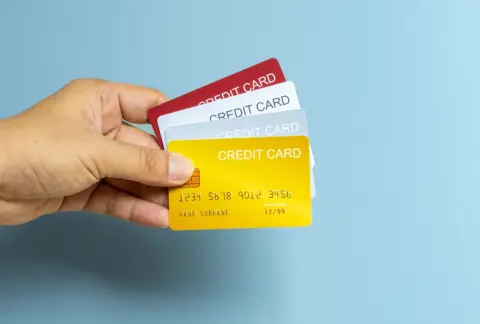 大学の卒業旅行で「海外」へ行きます。現地では「クレジットカード」を利用する予定なのですが、事前にやっておくべきことはありますか？