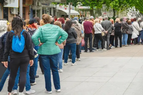 ディズニーシーでは「朝6時」に並んでも、入園料と別に“課金”が必要なアトラクションが!?「時間をかけても乗れない」場合もあるの？