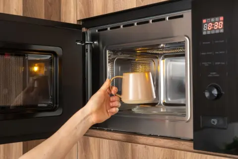 「電子レンジ」と「やかん」でお湯を沸かす場合、「光熱費」が安いのはどちら？