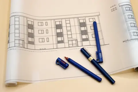 「アパート」を建てるのが「節税」になるって本当？ 親が「相続税対策だ」と言っていますが、借金をしてまでやることなのでしょうか？