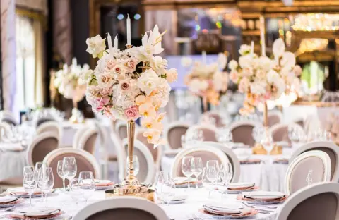 結婚式の相場はどのくらい？　家族だけで済ませるのは少数派なの？