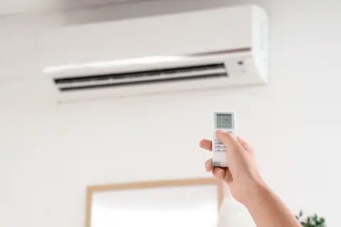 夜勤の夫と日勤の妻で24時間エアコン暖房をつけっぱなし。電気代は月いくらかかっていますか？