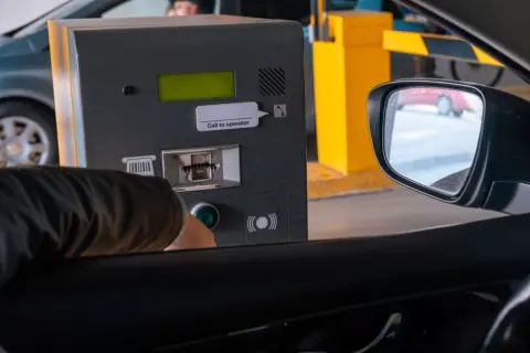 近所のコインパーキングで、いまだに「新紙幣」が使えない！ 理由は「アップデート」に時間がかかるから!? 新紙幣対応にかかるコストもあわせて解説