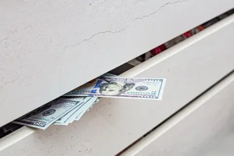 母の遺品整理をしていたら「タンス預金」の10万円が出てきました。へそくりだと思うのですが、「相続税」に影響はあるのでしょうか？