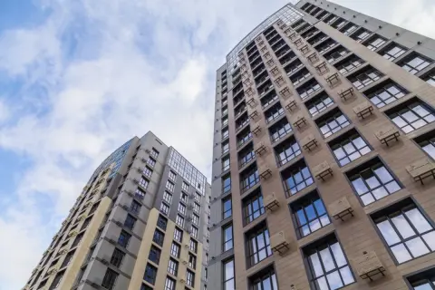 1億円の「タワマン」を購入したのに、急な転勤で引っ越すことに！ ローンが残ってるからと「賃貸」に出したら、1億円の一括返済が必要!? ペナルティと注意点を確認